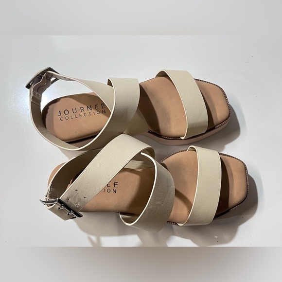 JOURNEE COLLECTION Cream ankle strap platform sandals size 7. - Picture 9 of 10